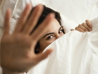 “Orgazm Olamıyorum”: Kadın Cinselliğinde Haz Engelleri ve Çözüm Yolları